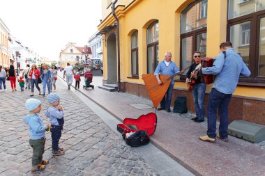 Sokak müzisyenleri Hrodna sokakta oynarken