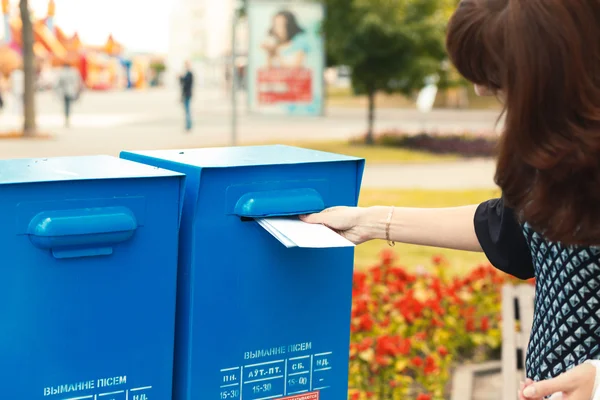 Kadın mektupları posta kutusuna koyar. — Stok fotoğraf