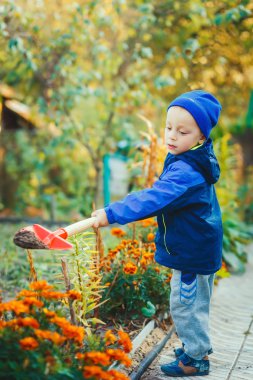 Bahçede çalışan bir çocuk portresi