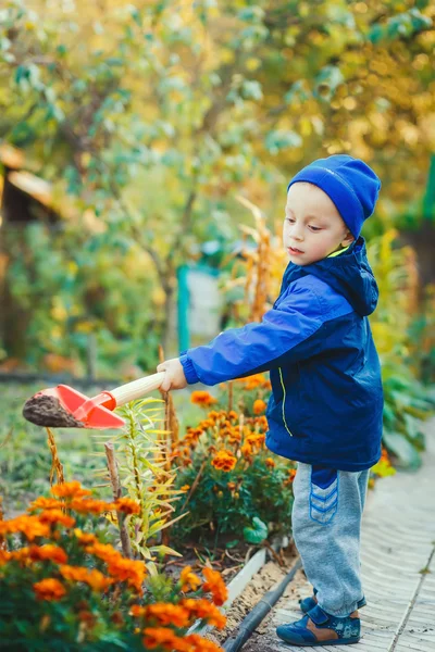 Portret van een jongen die werken in de tuin — Stockfoto