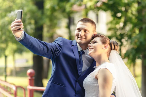 Sposa e sposo fanno selfie — Foto Stock