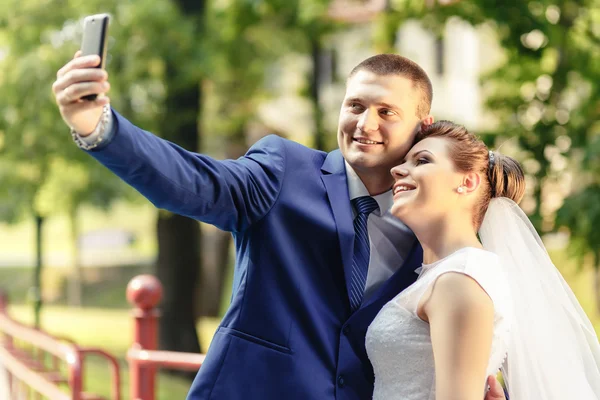 Sposa e sposo fanno selfie — Foto Stock