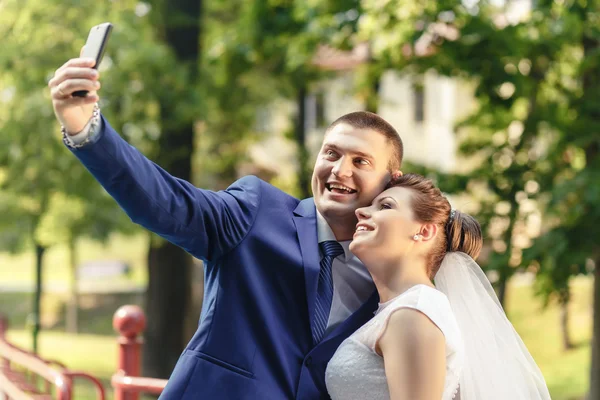 Sposa e sposo fanno selfie — Foto Stock