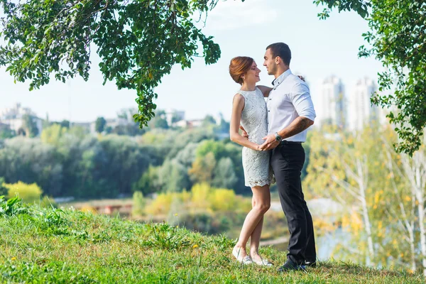 Bonito jovem casal abraçando — Fotografia de Stock