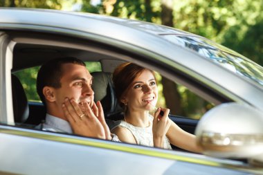 Kocası karısını ruj uygulamak kadar bağırır