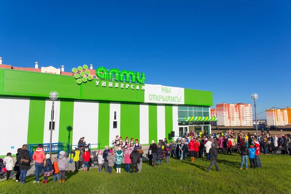 Lidé s dětmi stojí ve frontě na nákupní centrum — Stock fotografie