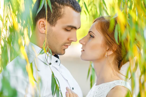 Jonge casual paar genieten van — Stockfoto