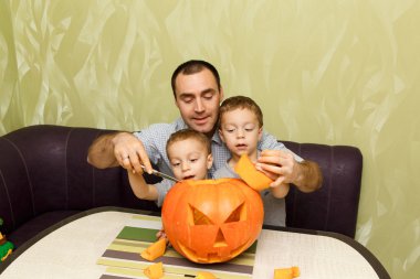 Genç Baba ve iki oğlu