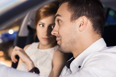 Arabayla seyahat eden genç bir çift.