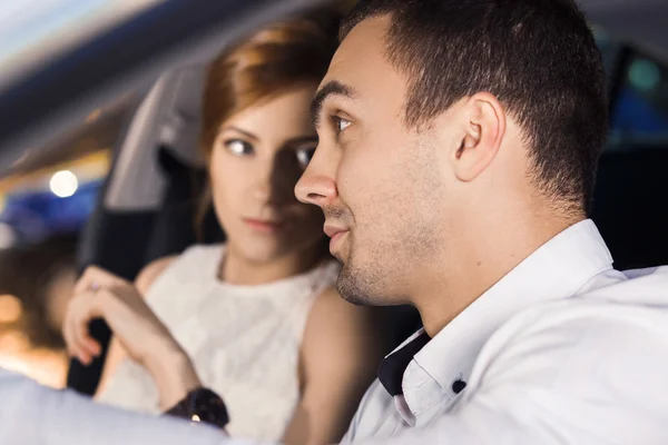 Young couple traveling by car — Stock Photo, Image