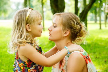 mutlu anne ve bebek kız portresi