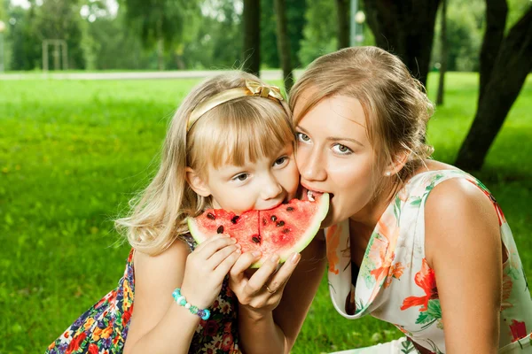 Moeder en dochter eten watermeloen — Stockfoto