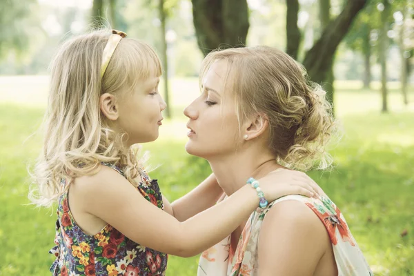 Retrato de mãe feliz e bebê menina — Fotografia de Stock