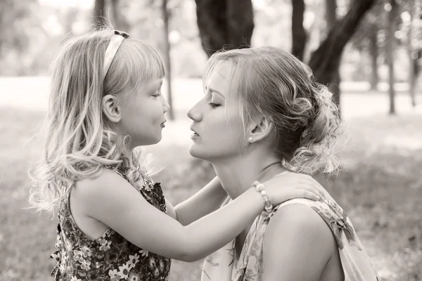 Porträt einer glücklichen Mutter und eines kleinen Mädchens — Stockfoto
