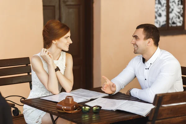 Hermosa pareja joven menú de lectura — Foto de Stock