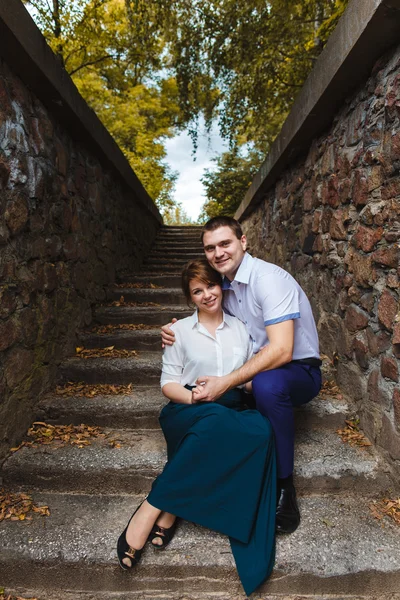 Couple sitting on ancient stairs — Stock Photo, Image