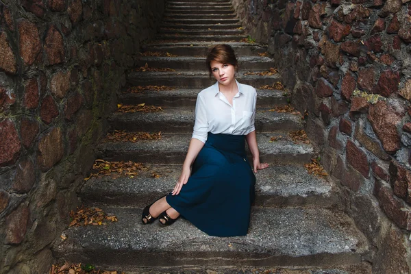 Schöne dunkelhaarige Mädchen in einem langen Kleid — Stockfoto