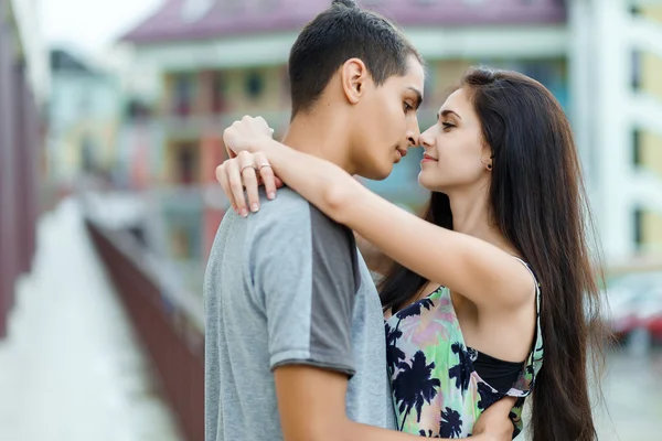 Jeune couple amoureux — Photo