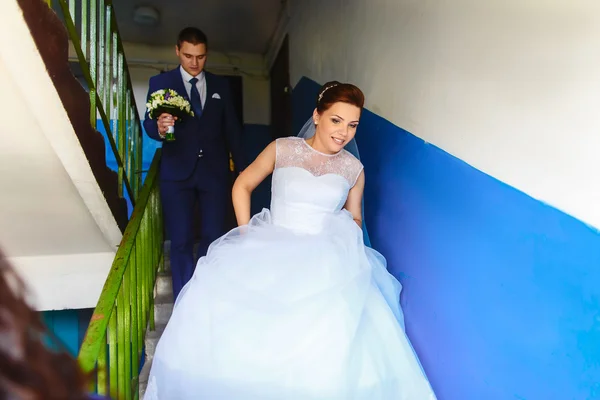 Молодой счастливый только что женился — стоковое фото