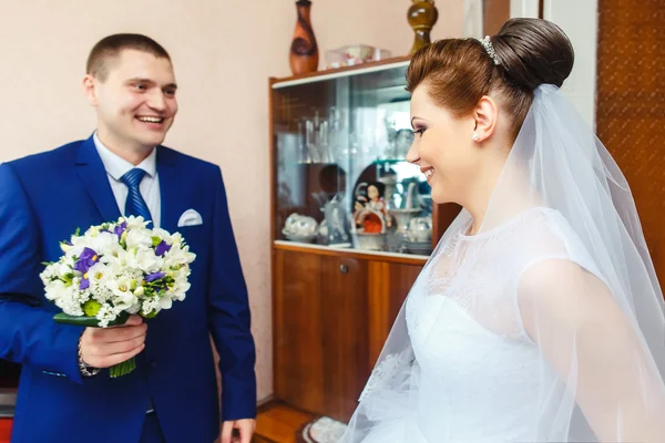 Handsome groom meeting the beauty bride — Stockfoto