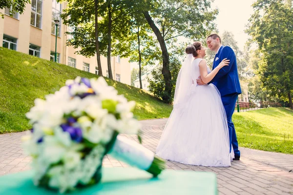 Noiva e noivo está dançando juntos — Fotografia de Stock