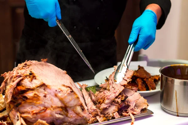 Uomo intaglio fette di tacchino arrosto — Foto Stock