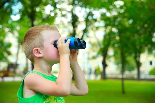 Chlapec se dívá dalekohledem — Stock fotografie