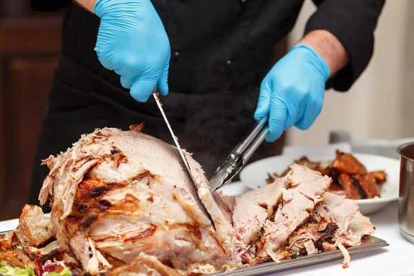 Man Carving skivor av stekt skinka — Stockfoto