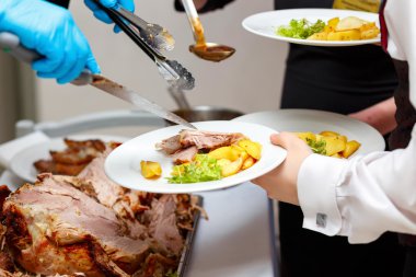 Restoran çalışanları yemek hazırlamak