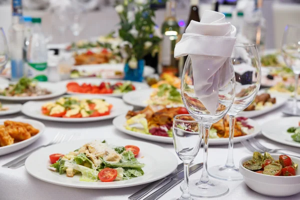 Servido para uma mesa de banquetes — Fotografia de Stock