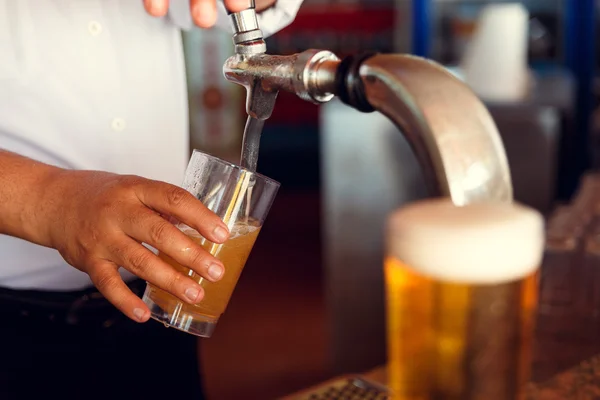 Taslak bira dökmek bir cam