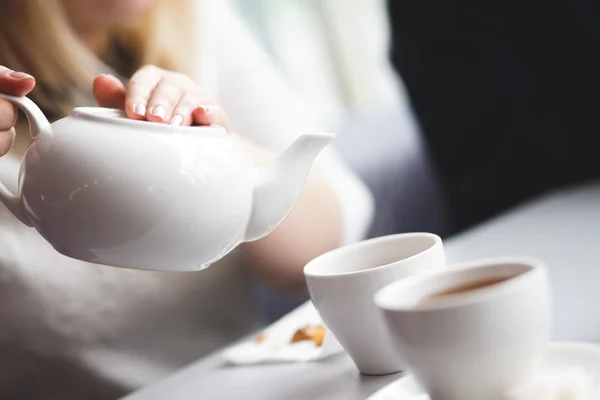 女性的浇注茶 — 图库照片