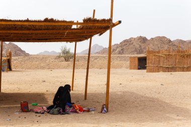 Çocuk su almaya gider