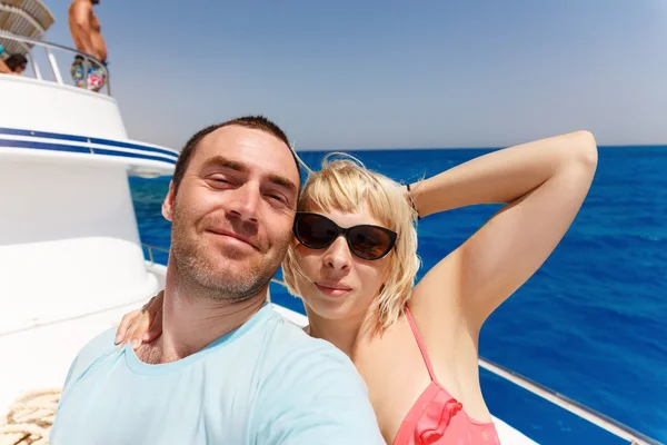 Couple bateau de croisière prenant selfie — Photo