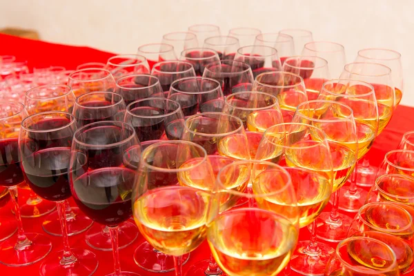 Verres avec boissons sur la table de banquet — Photo