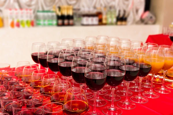 Glazen met dranken op tafel feestzaal — Stockfoto