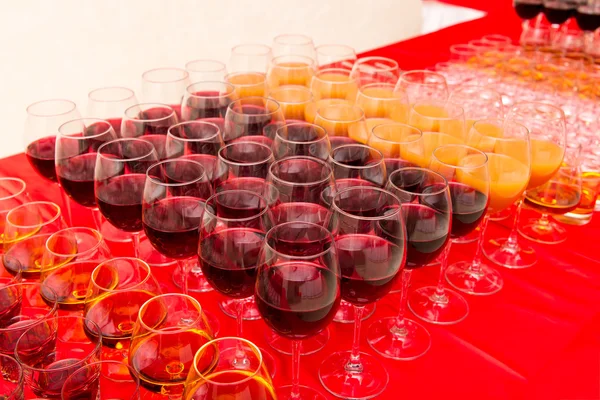 Glasögon med drycker på banketten bordet — Stockfoto