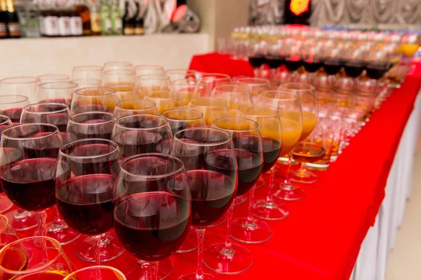 Verres avec boissons sur la table de banquet — Photo