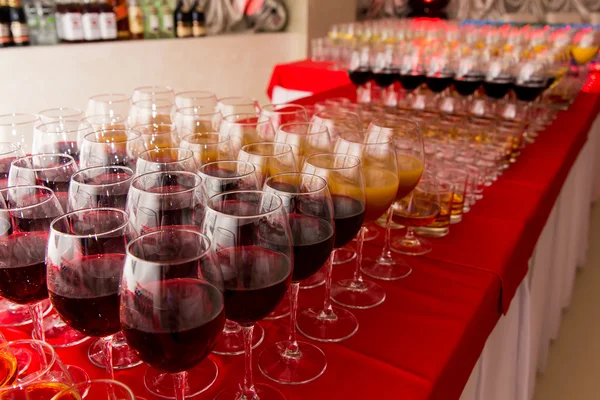 Verres avec boissons sur la table de banquet — Photo