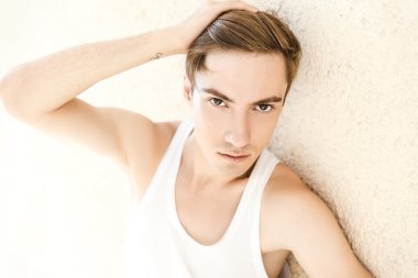 yakışıklı bir adam portresi