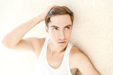 yakışıklı bir adam portresi