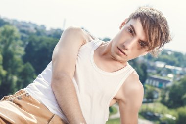 yakışıklı bir adam portresi