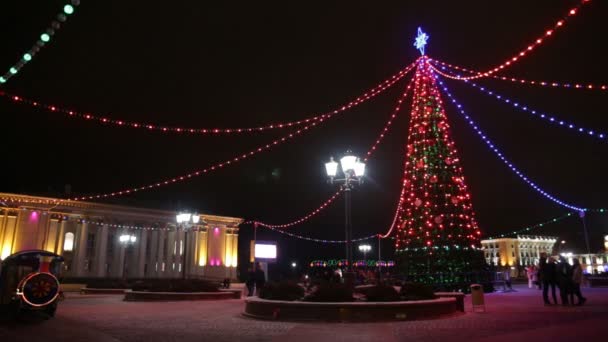 Hlavní vánoční strom a slavnostní osvětlení na Sovětském náměstí v Grodno — Stock video