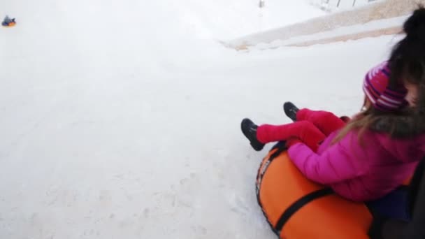 Grupper av människor njuter av snön — Stockvideo