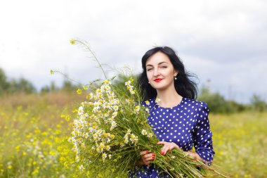 Güzel bir esmerin portresi