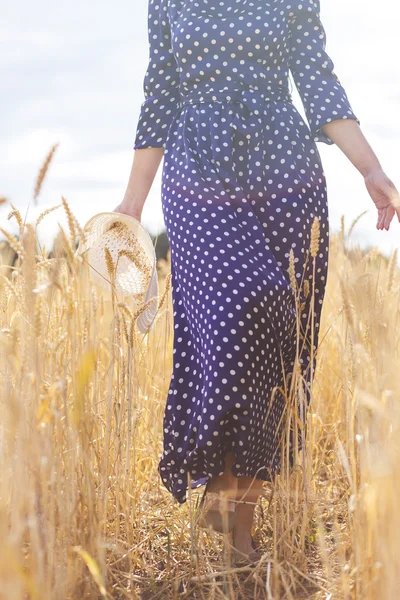 Beine von jungen schönen brünetten Mädchen — Stockfoto