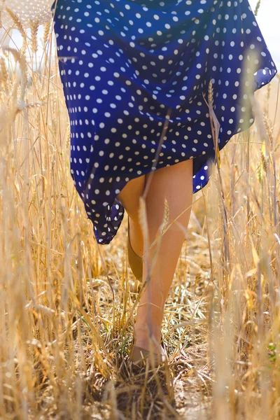 Gyönyörű fiatal barna lány, lábak — Stock Fotó