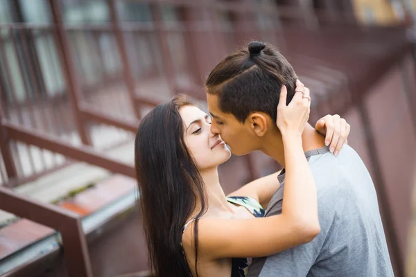 Jovem casal apaixonado — Fotografia de Stock