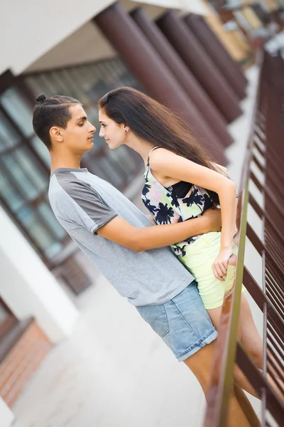 Jovem casal apaixonado — Fotografia de Stock