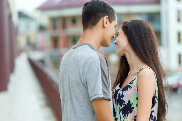 Jovem casal apaixonado — Fotografia de Stock